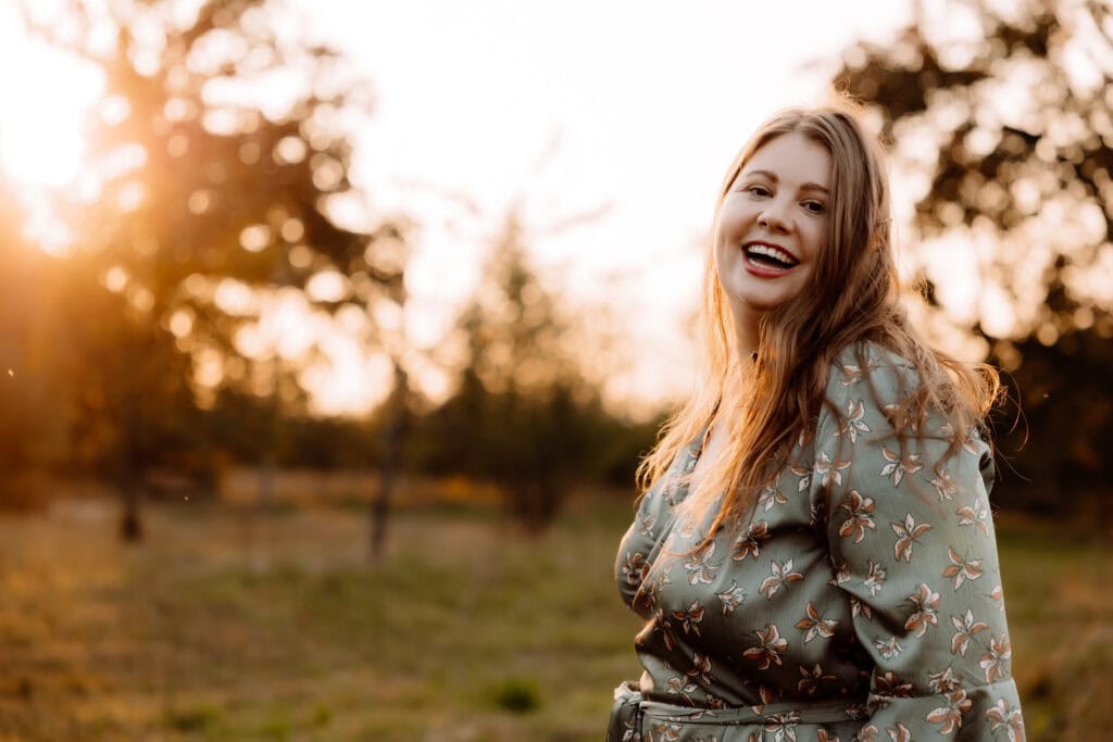 Foto von lächelnder von Sarah Bentzen in der Natur (Selbstliebe, Körperakzeptanz und intuitive Ernährung)
