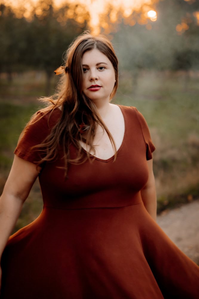 Foto von Sarah Bentzen in rotem Kleid - Selbstliebe, Körperakzeptanz und intuitive Ernährung