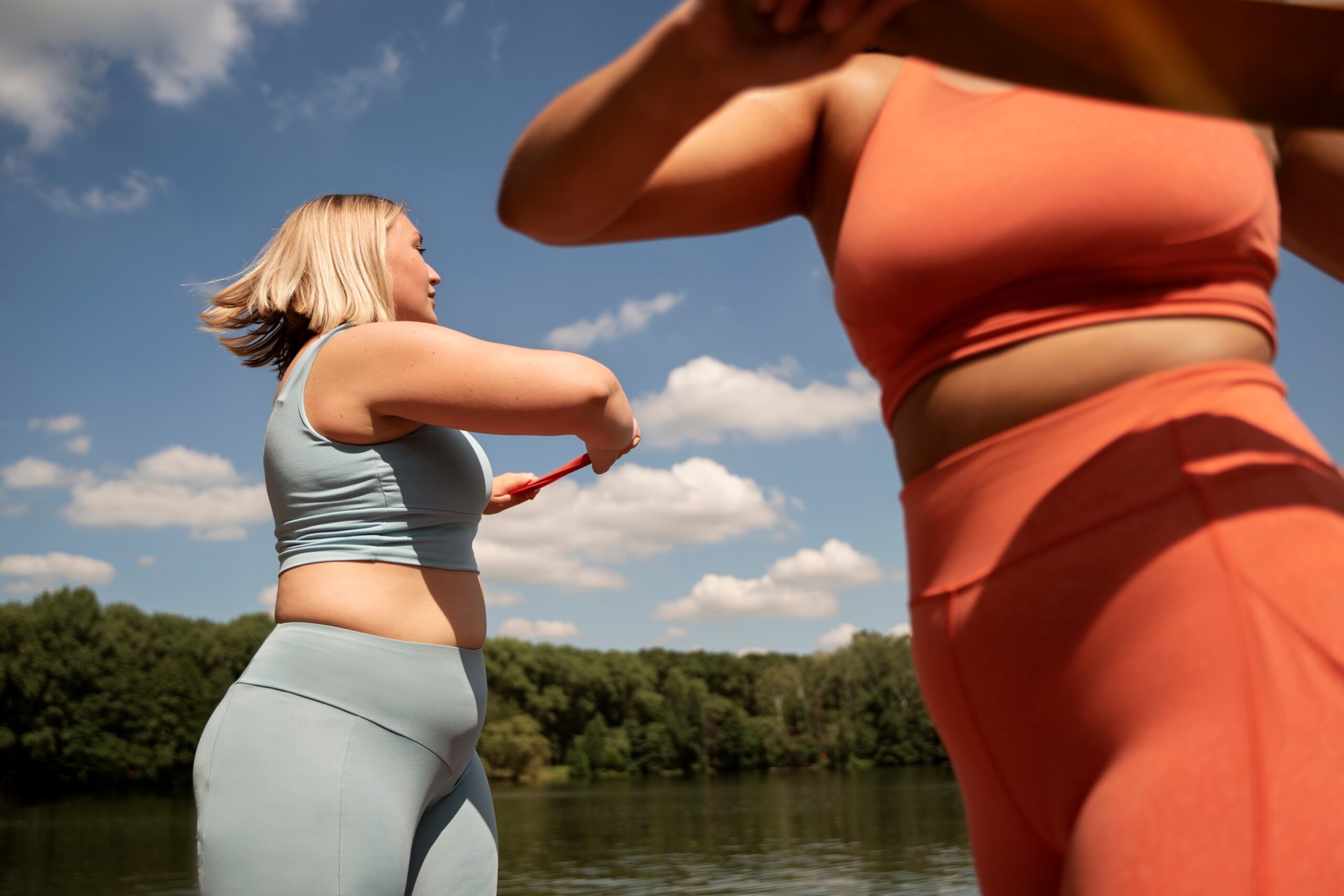 Zwei dicke Frauen im freien, die Übungen machen