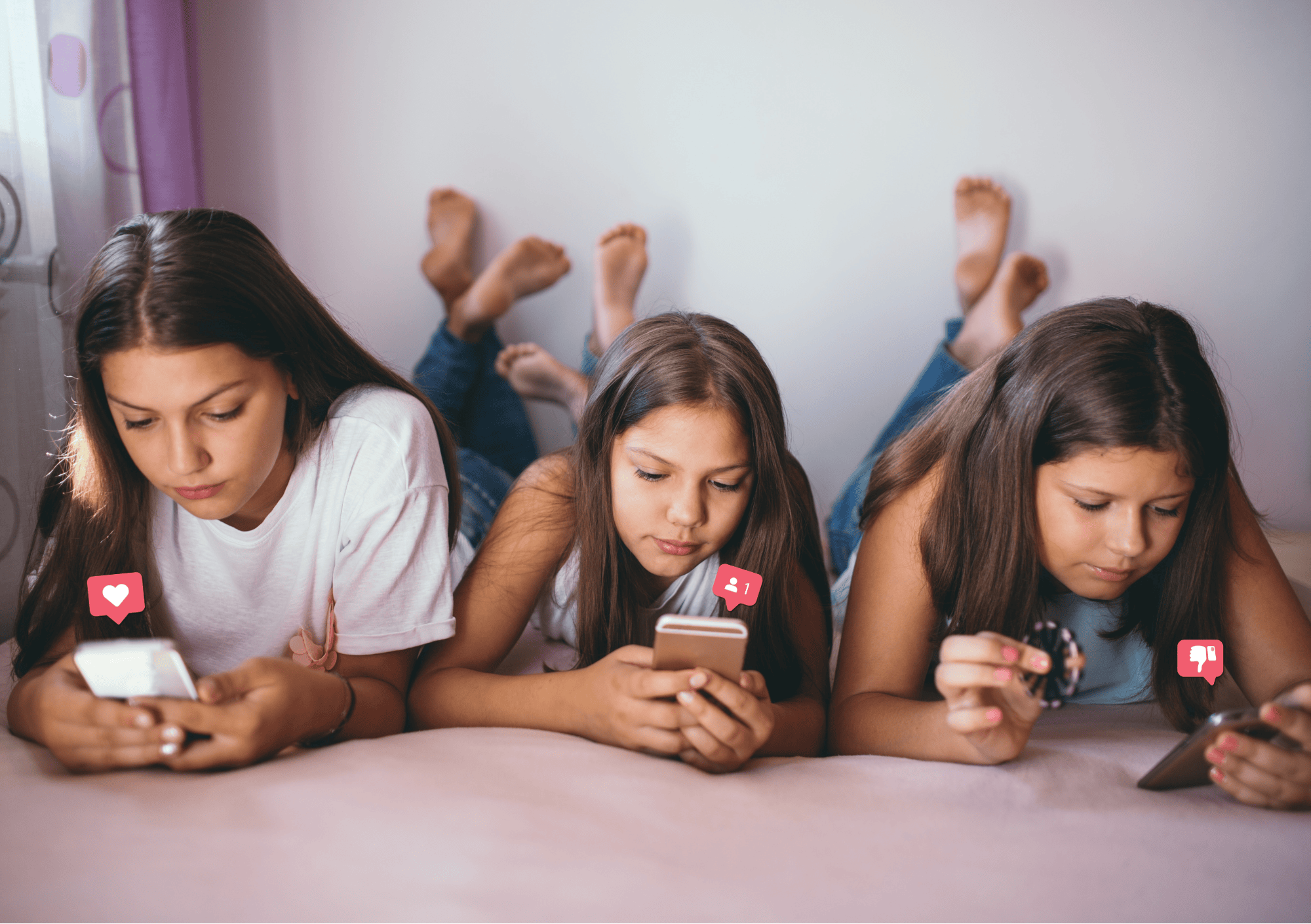 Mädchen liegen am Bett und vergleichen Social-Media-Reaktionen am Handy