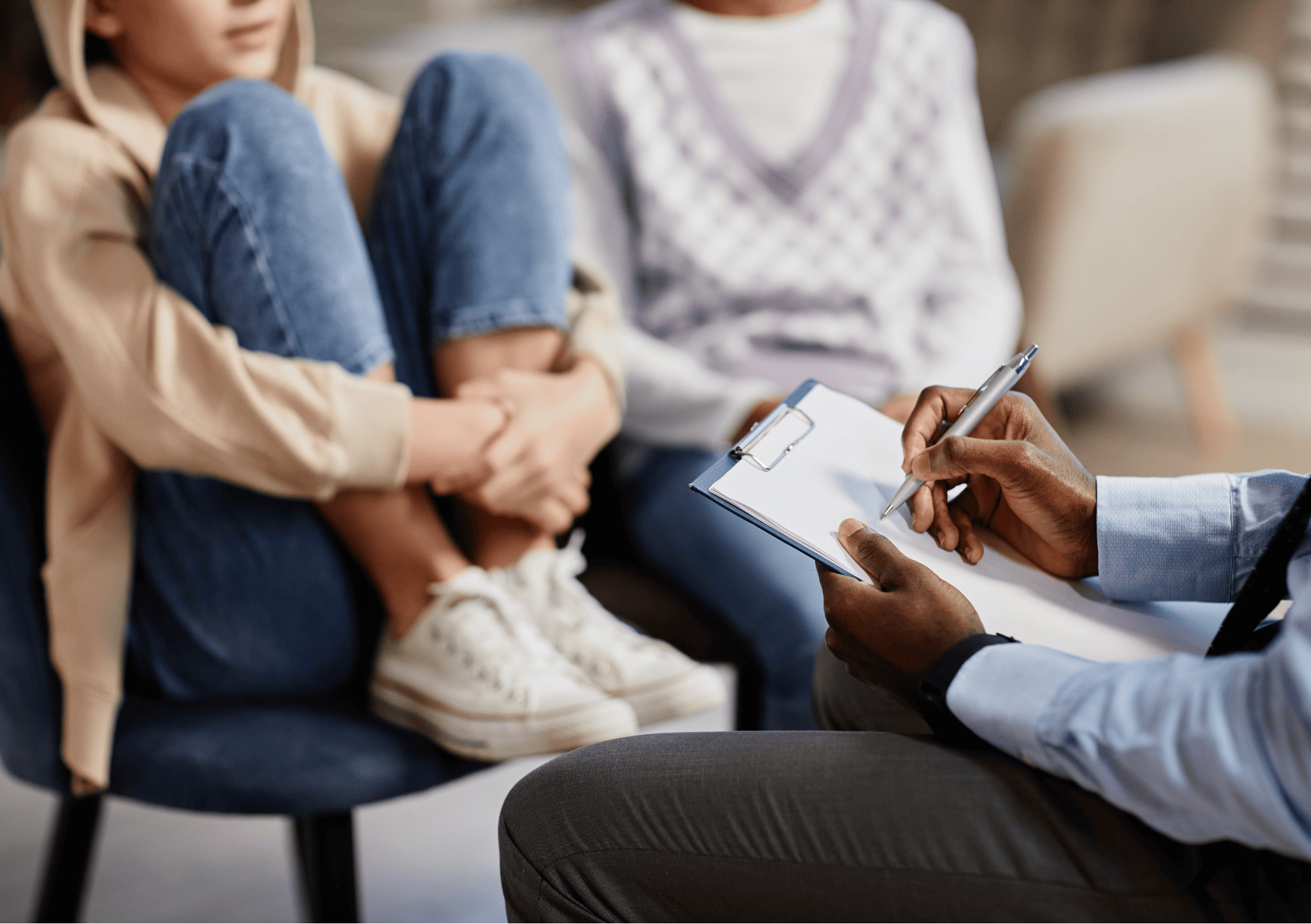 Kind in Therapiegespräch mit Fachperson – professionelle Hilfe bei Essproblemen