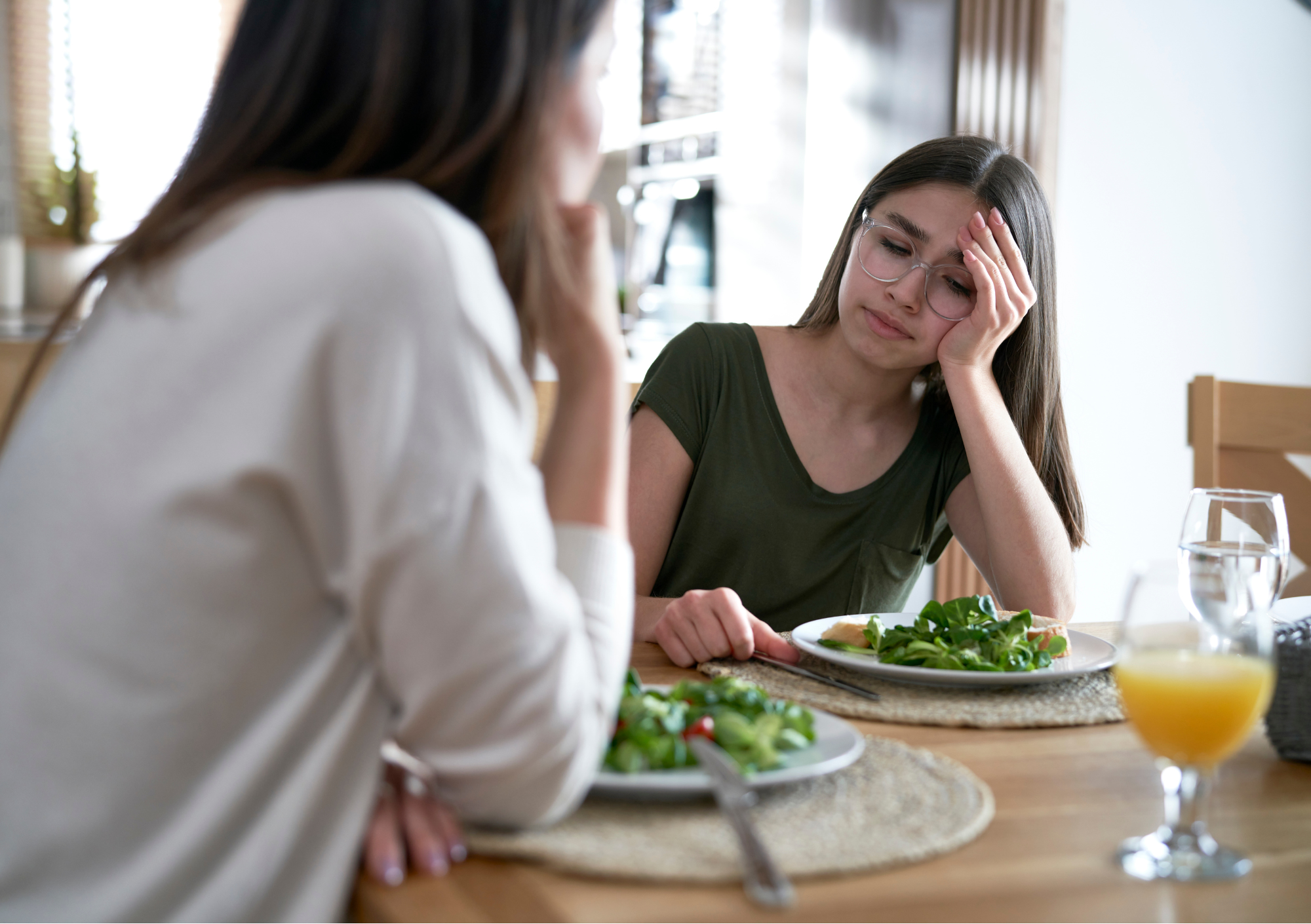 Jugendliche wirkt beim Essen traurig und verliert den Appetit