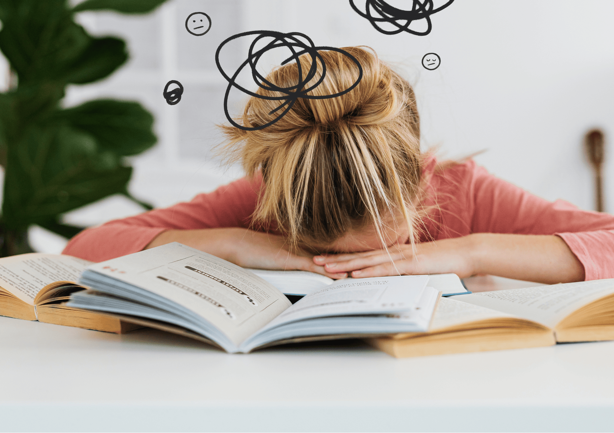 Mädchen liegt mit dem Kopf auf Büchern – überfordert und von Gedanken überrollt