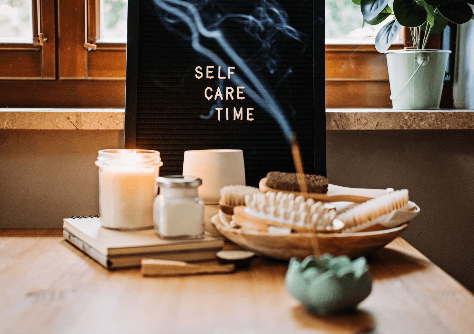 Kerzen, Bürsten und Räucherstäbchen als Symbol für achtsame Selfcare-Zeit zuhause