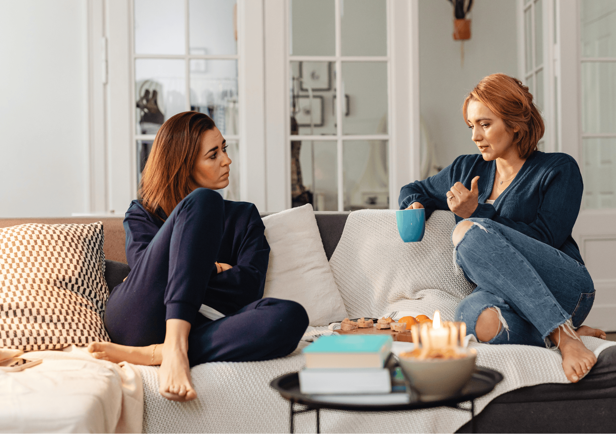 Zwei Frauen im offenen Gespräch auf dem Sofa – Thema Essprobleme und Unterstützung