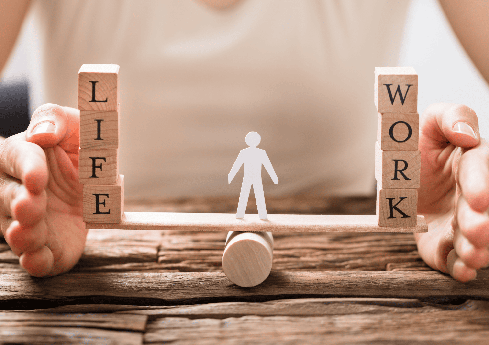Symbolbild mit Figur im Gleichgewicht zwischen Arbeit und Privatleben – Work-Life-Balance