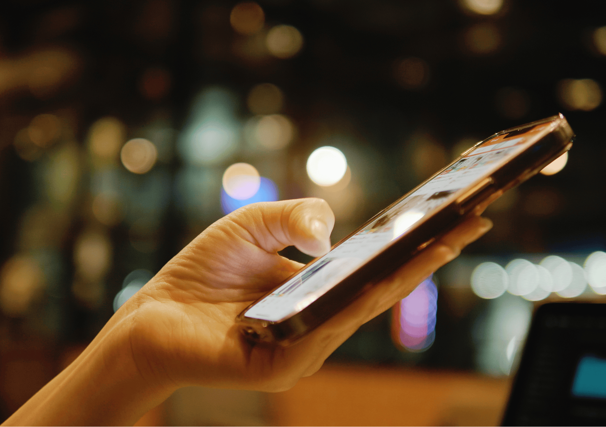 Hand hält Smartphone mit Social Media Feed – Symbol für digitalen Einfluss auf das Körperbild