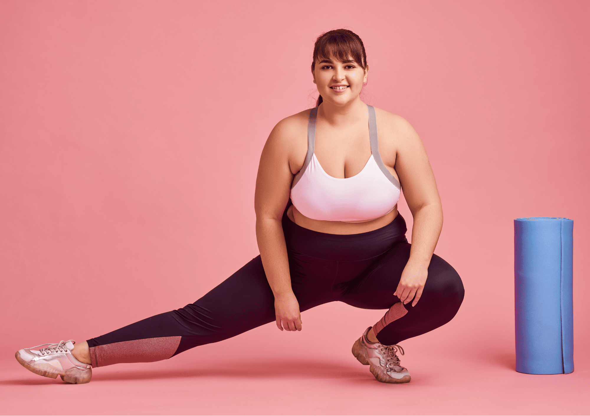 Frau dehnt sich im Fitnessoutfit – Bewegung als Teil positiver Körperwahrnehmung