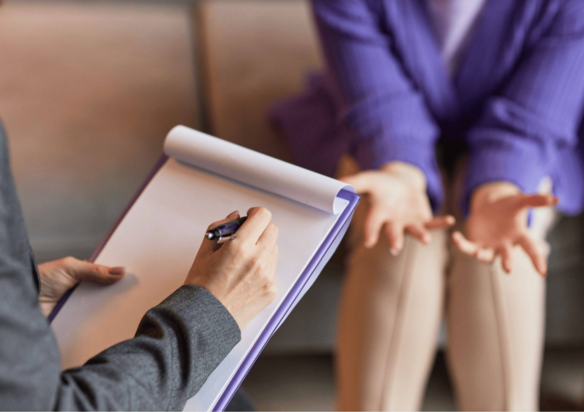 Therapiegespräch: Person im Dialog mit Therapeutin – Fokus auf emotionale Unterstützung