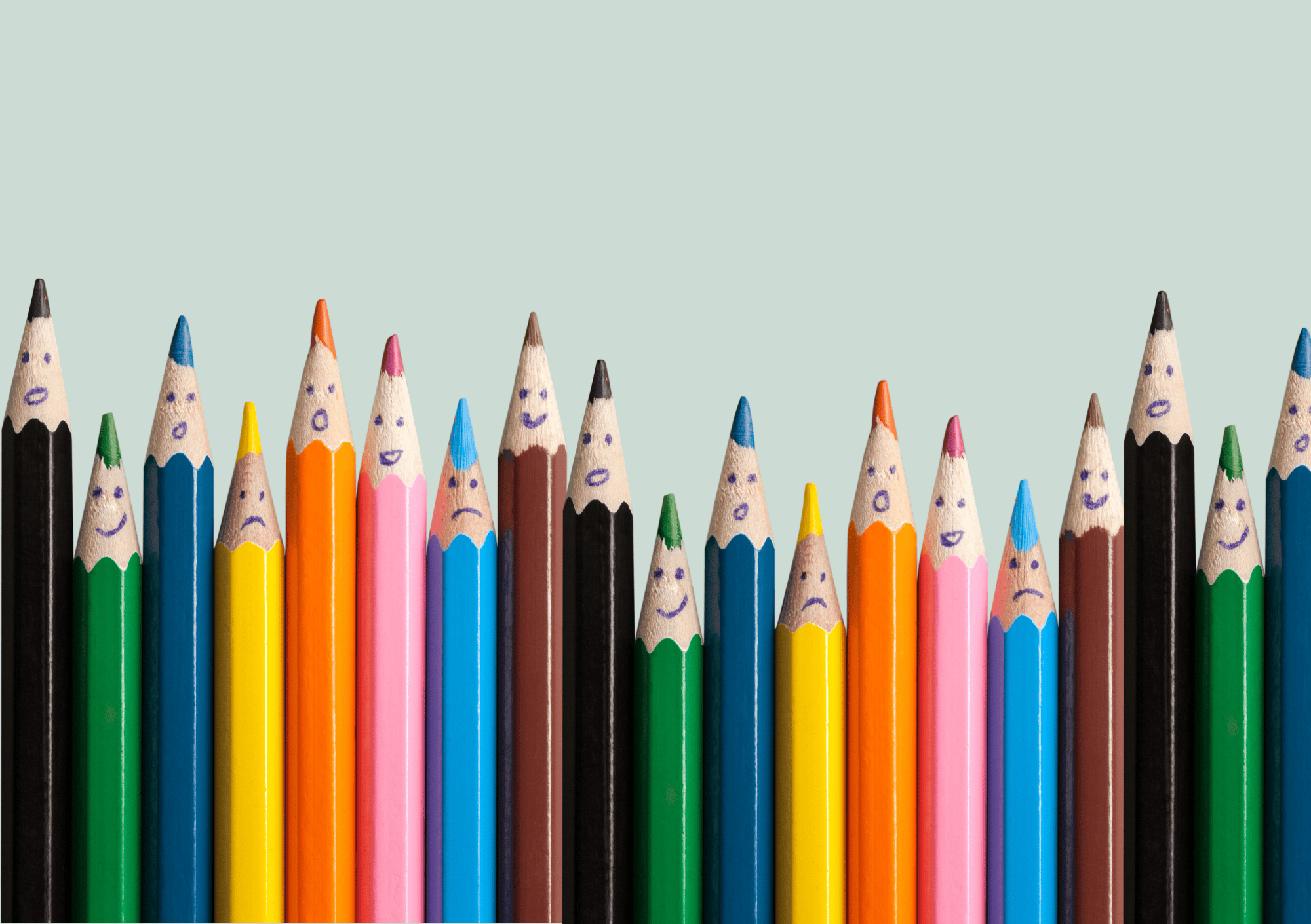 Bunte Buntstifte mit Gesichtern symbolisieren Emotionen wie Freude, Wut, Trauer und Überraschung
