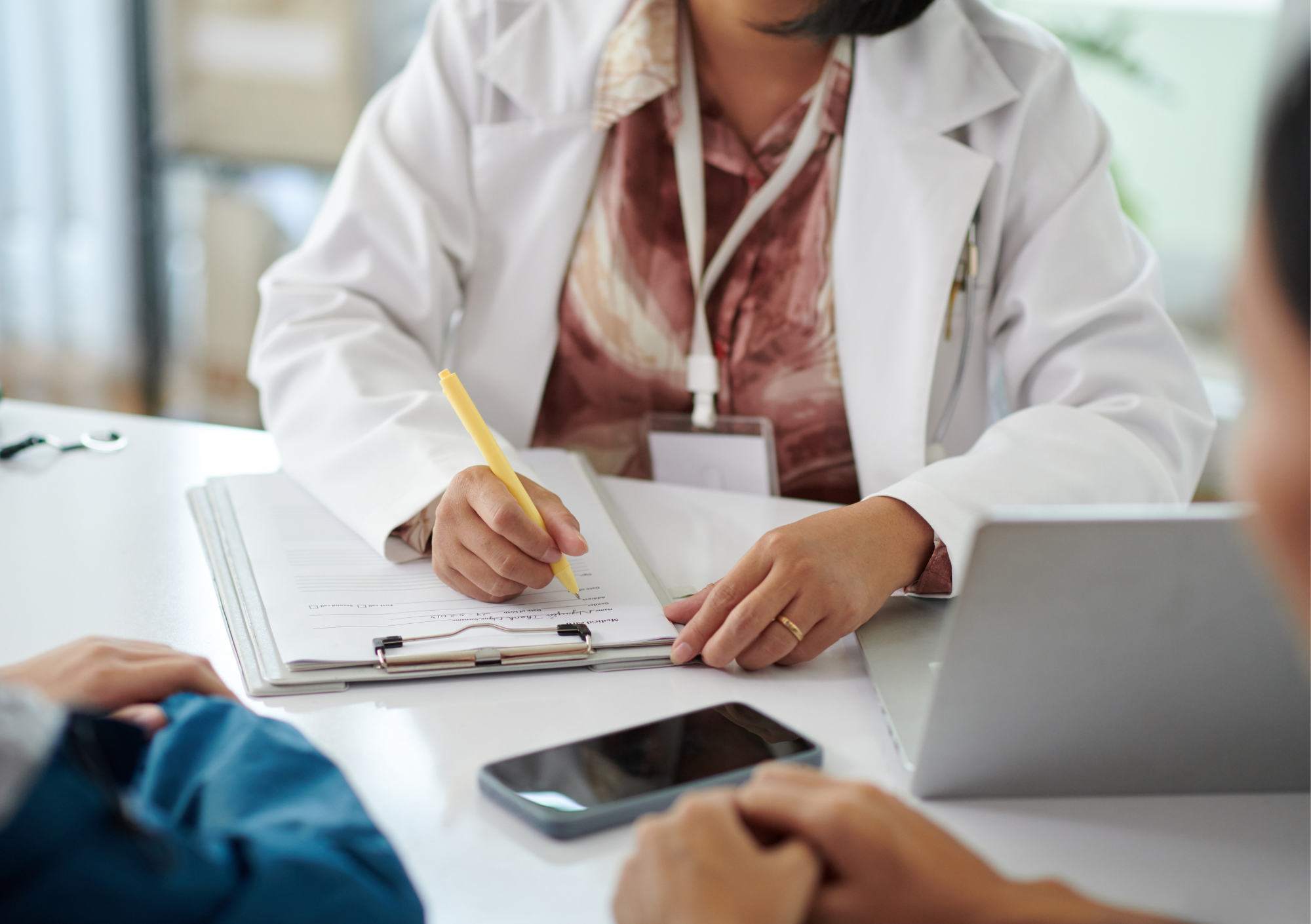 Ärztin erklärt einem Patienten die Ergebnisse zum HOMA-Index bei Insulinresistenz