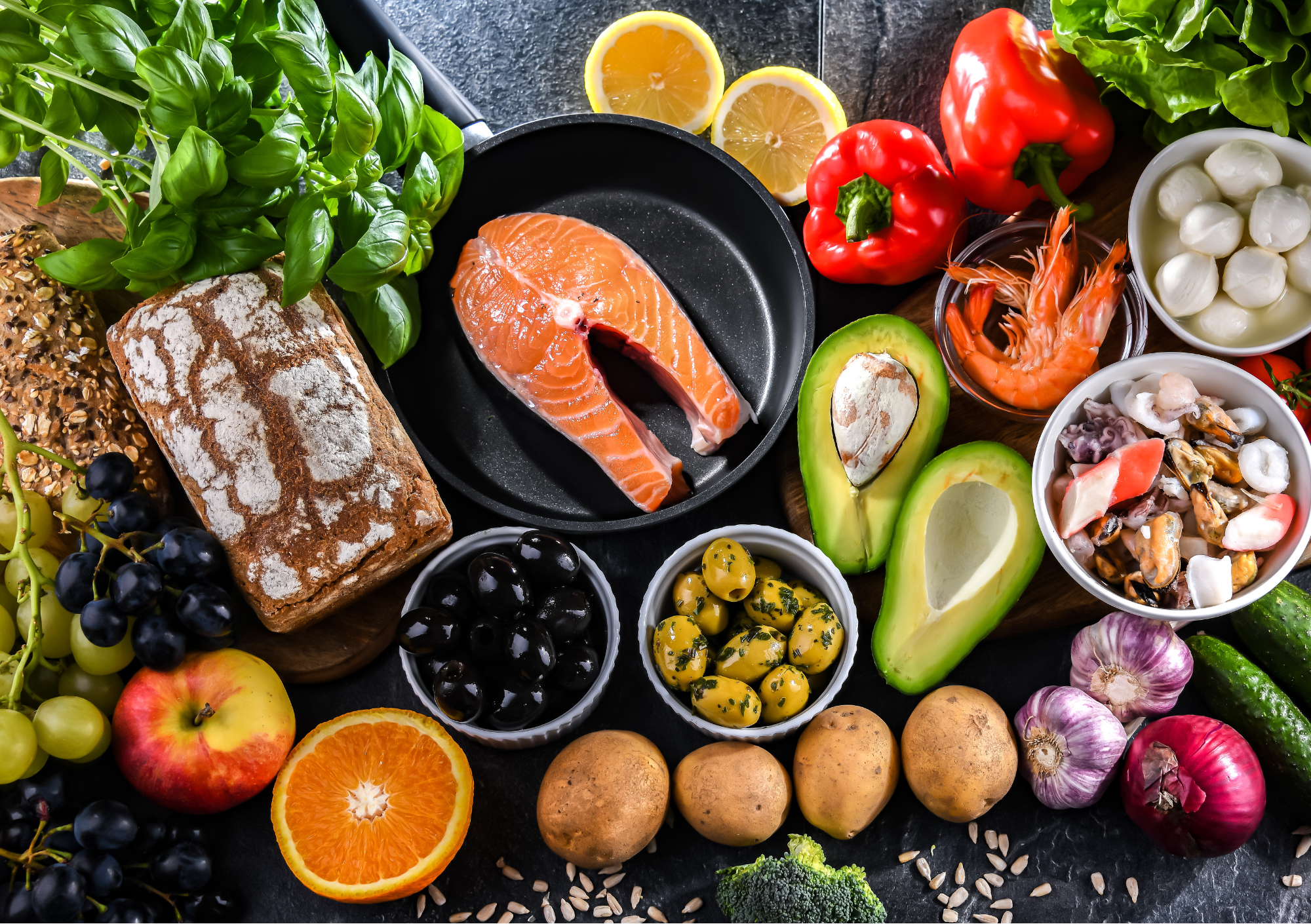 Mediterrane Lebensmittel: Fisch, Gemüse, Obst, Vollkorn und gesunde Fette bei Insulinresistenz