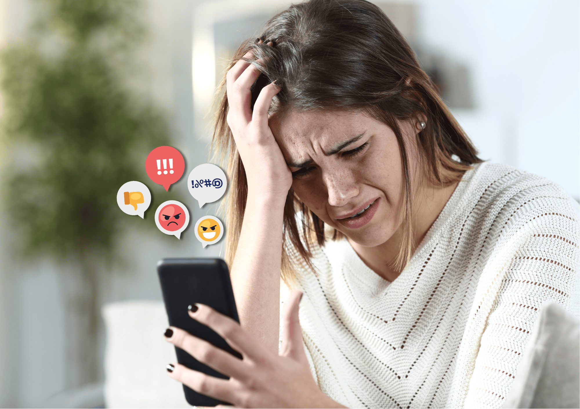 Junge Frau liest verletzende Kommentare auf dem Smartphone zum Thema Bodyshaming