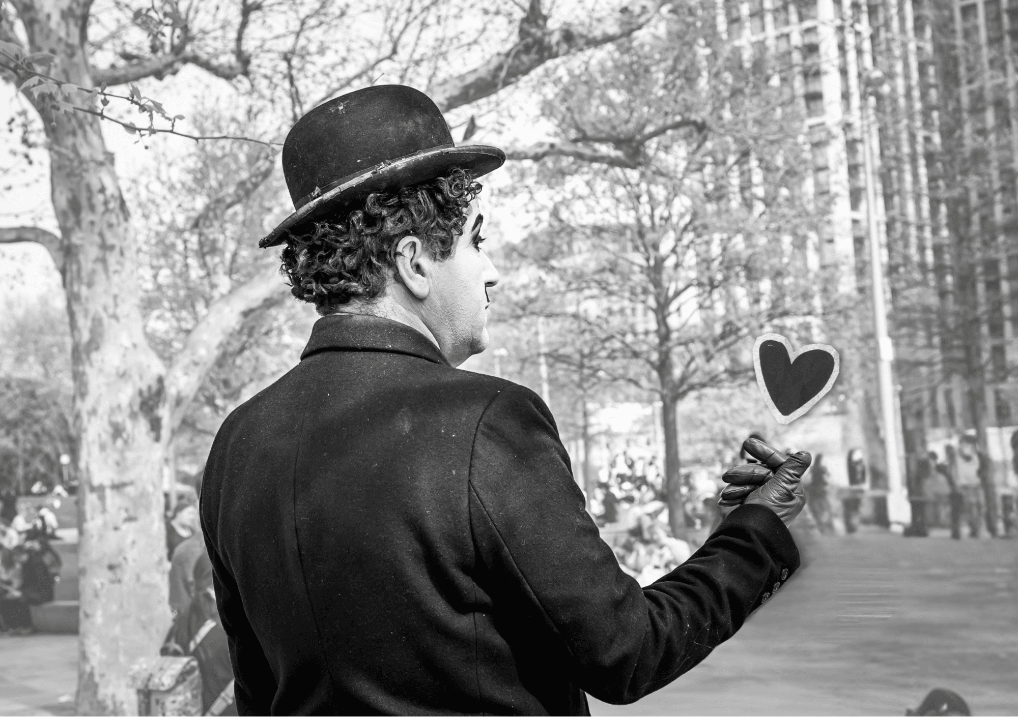 Charlie-Chaplin-Darsteller mit Herz als Symbol für Selbstliebe und Lebensfreude